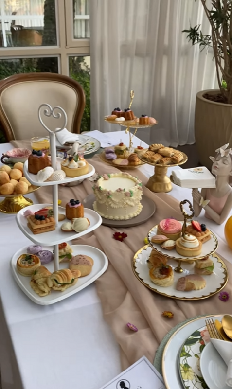 Famoso hotel de luxo de SC tem café temático da série Bridgerton