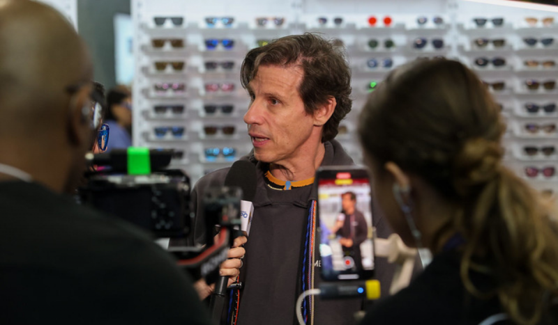 Caito Maia, CEO da Chilli Beans na ABF expo franchising 2024 - Homem branco de cabelos curtos e escuros dando entrevista a repórteres