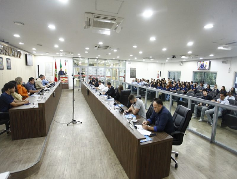 Vereadores reunidos em sessão ordinária na câmara