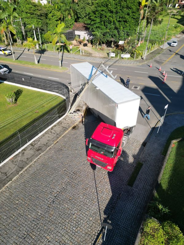 Via est&aacute; interditada para remo&ccedil;&atilde;o do poste e do ve&iacute;culo – Foto: Raphael Carrasco/Jornal de Pomerode