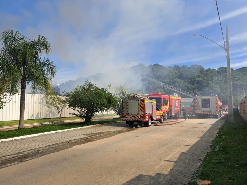 Bombeiros utilizaram 26 mil litros de &aacute;gua para conter o inc&ecirc;ndio em canteiro de obras da Brava Beach – Foto: CBMSC/ Divulga&ccedil;&atilde;o