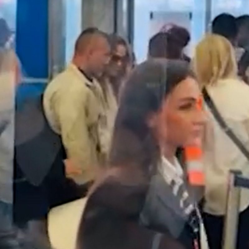 VÍDEO: Famosa cantora surpreende os fãs ao andar de classe econômica em voo 