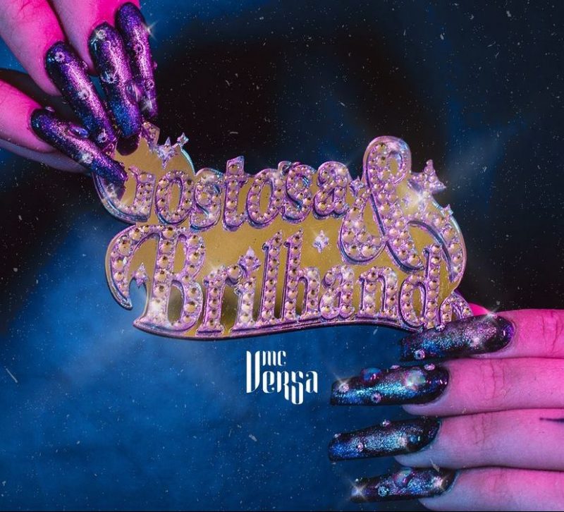 Capa de “Gostosa &amp; Brilhando”, o quarto &aacute;lbum da MC Versa que est&aacute; dispon&iacute;vel nas plataformas digitais – Foto: Divulga&ccedil;&atilde;o