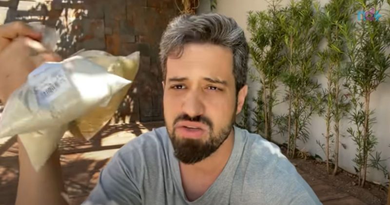 Foto mostra médico segurando farinhas usadas em receita que libera cocô e gases presos no intestino