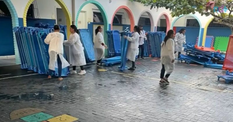 Imagem mostra servidores realizando a limpeza em escolas de Balneário Camboriú com casos de Sarna humana