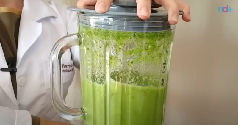 Imagem mostra suco verde que derrete barriga batendo no liquidificador