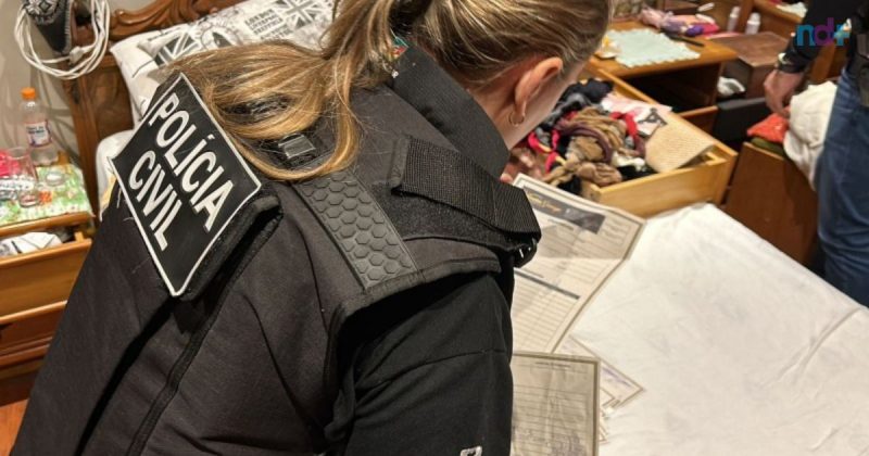 Imagem mostra ação de policiais contra venda falsa de terrenos em Itapema