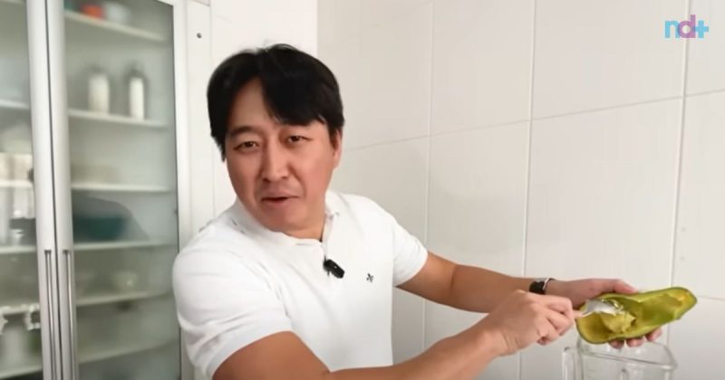 Imagem mostra médico preparando vitamina que derruba colesterol ruim e levanta o bom