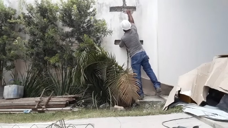 mestre de obras consertando rachadura