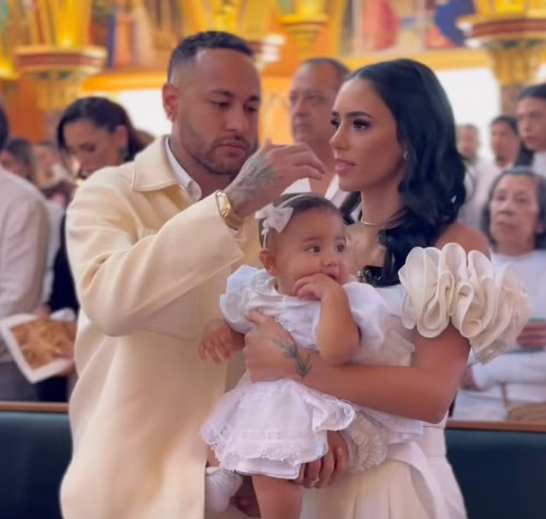 Neymar, Bruna e Mavie durante batismo