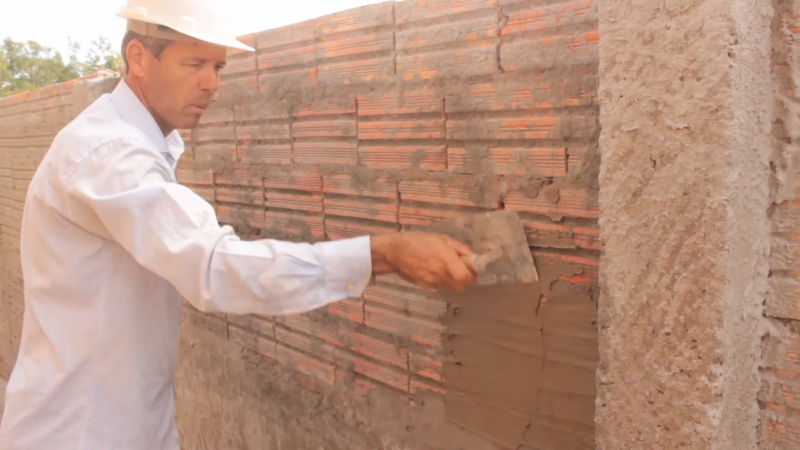 Especialista ensina técnica simples para fazer reboco barato no seu muro - Foto: Reprodução/YouTube