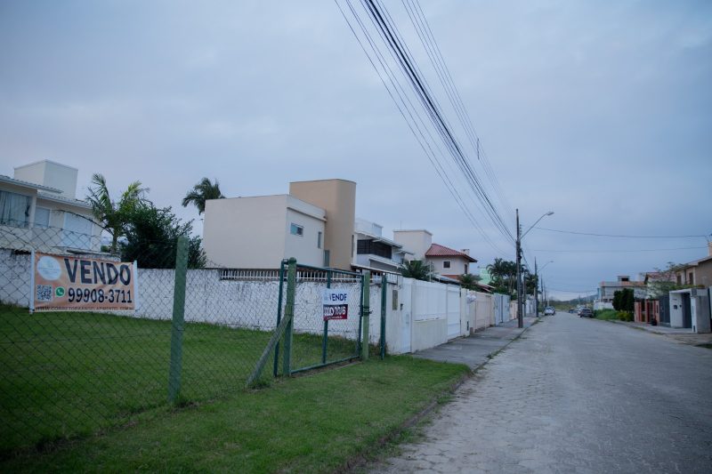 Foto mostra rua de Carianos, bairro de Florianópolis