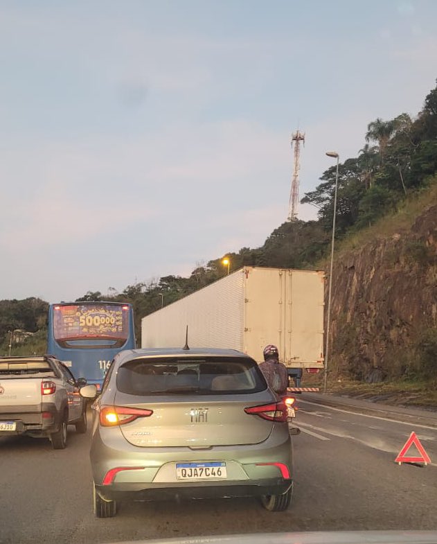 Trânsito complicado na SC-403 após carreta se desprender de reboque 