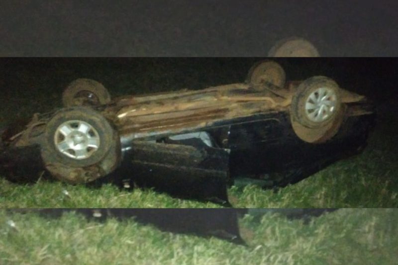 O motorista de 68 anos ficou ferido após o carro capotar
