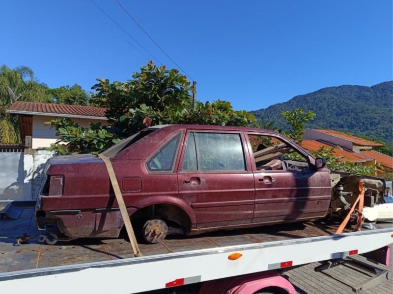Carro foi desmanchado e encontrado sem pneus, motor e demais itens 