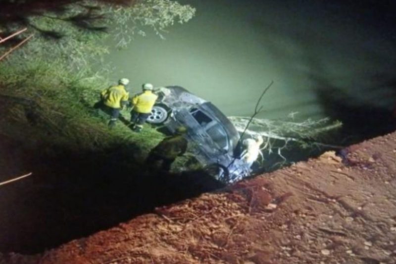 Carro ficou em rio e motorista não foi localizado 