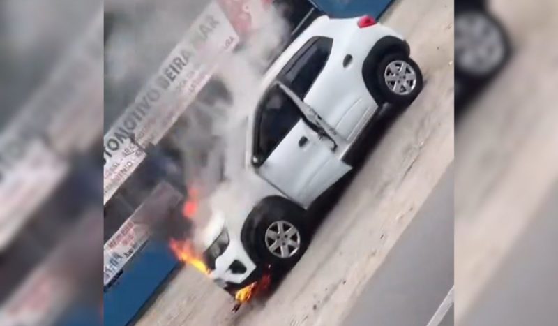 Carro pega fogo na José Carlos Daux, em Florianópolis