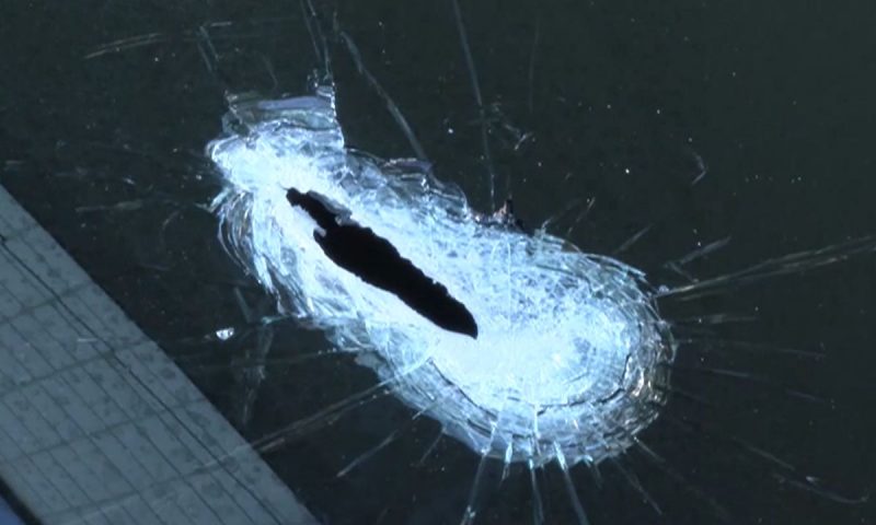 Carro de reportagem da Record TV é atingido por tiros em Belford Roxo (RJ)