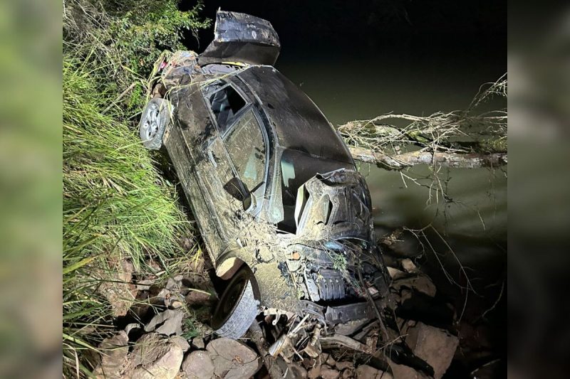 Carro caiu em ribanceira 
