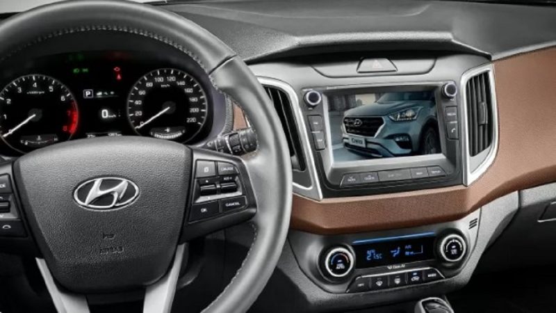 na foto aparece um dos carros com vídeos de carros com televisão digital no painel na foto aparece um dos carros com vídeos de carros com televisão digital no painel