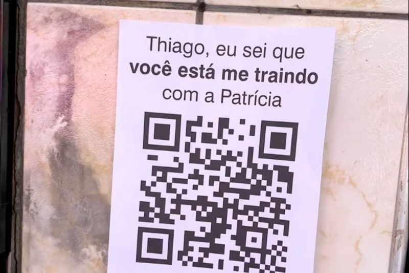 Cartaz com QR simula descoberta de traição