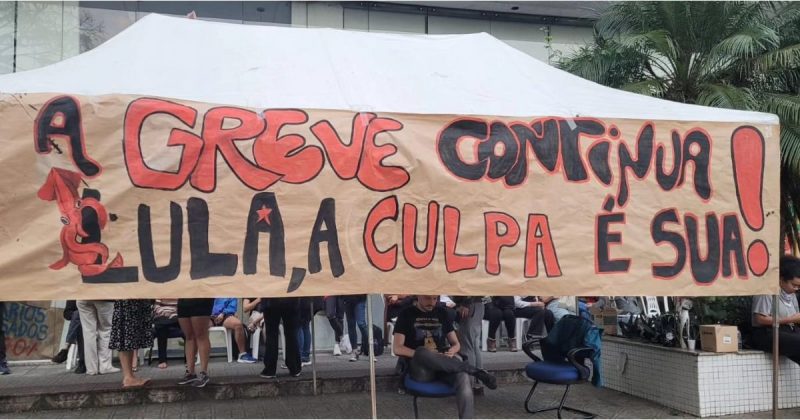 &#8220;A greve continua. Lula, a culpa é sua!&#8221; protestam os servidores técnico-administrativos da UFSC &#8211; Foto: Reprodução/Sintufsc