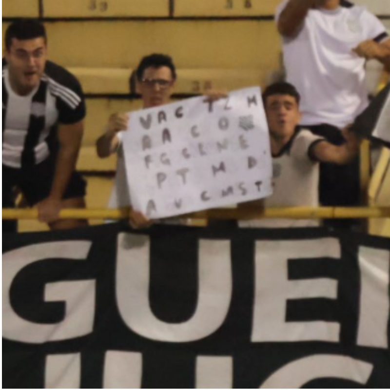 Torcedor do Figueirense mostra cartaz durante jogo do clube na Série C