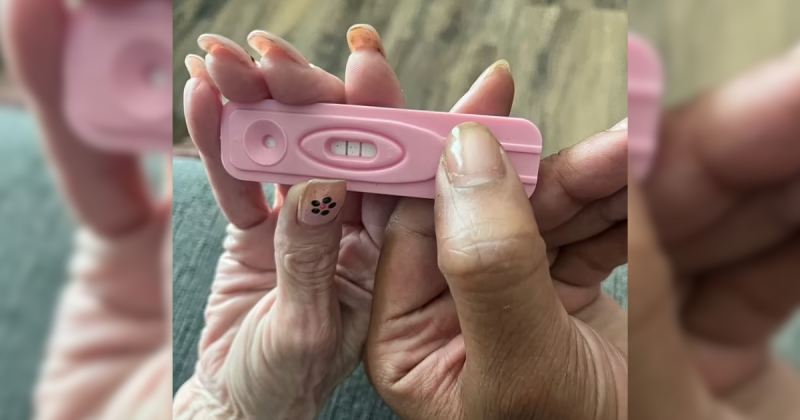 Mulher de 68 anos vai ter um filho com seu esposo de 26; na foto: teste de grávidez
