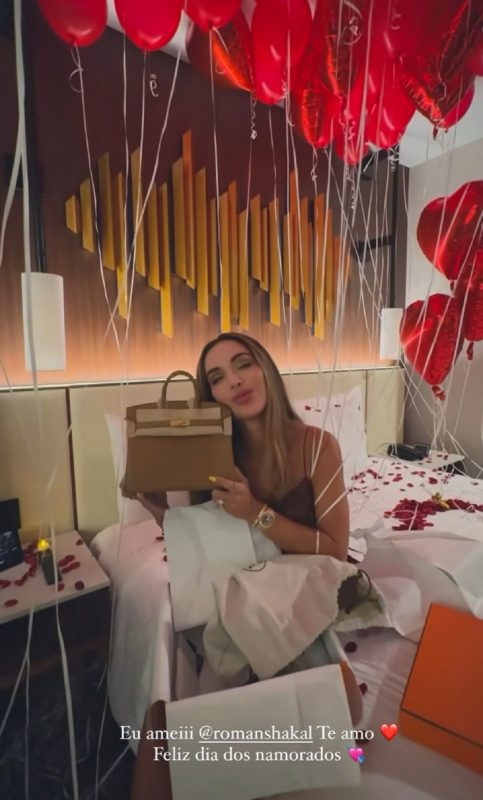 Catarinense recebe surpresa especial de Dia dos Namorados e ganha bolsa 'caríssima'