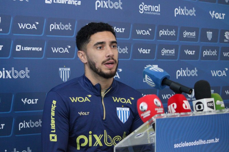 Goleiro César, do Avaí, durante entrevista coletiva