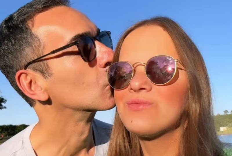 na imagem, Cesar Tralli aparece beijando Rafa Justus no rosto