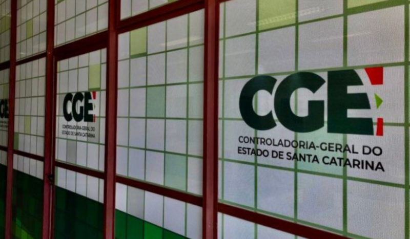Foto mostra parede com adesivo da CGE (Controladoria Geral do Estado de Santa Catarina) para ilustrar matéria sobre edital da Fapesc