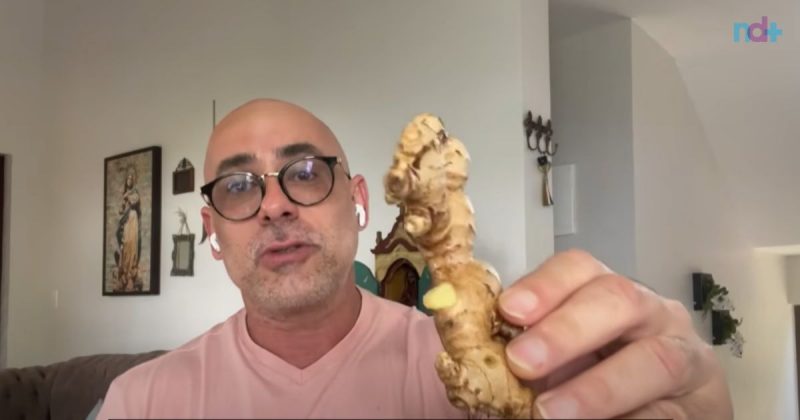 imagem mostra médico segurando gengibre, um dos ingredientes da receita milagrosa de chá lipoaspirador