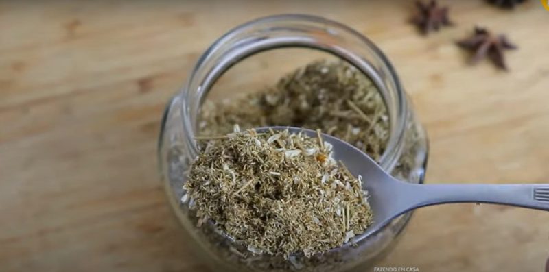 Chá relaxante ajuda a pegar no sono