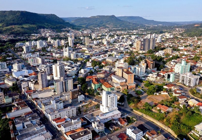 A imagem mostra a vista de cima de Rio do Sul, município que abriu um processo seletivo para vagas na prefeitura, na educação 