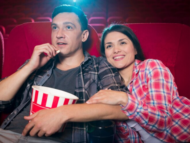 Para aproveitar melhor o dia  o casal pode fazer uma atividade junto, como ir ao cinema ver um filme que gostam 