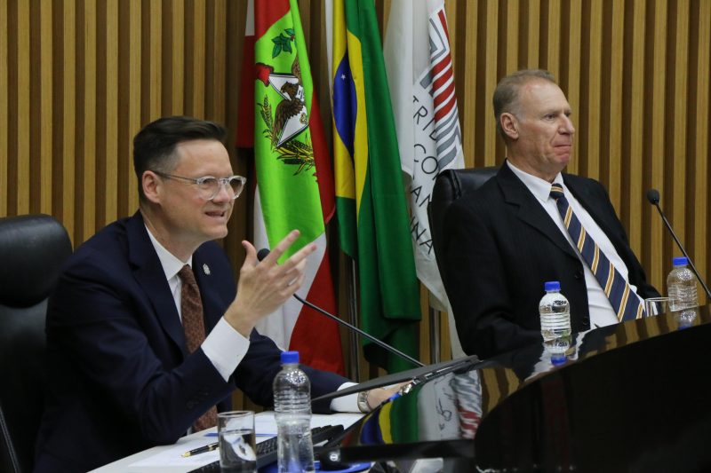 Secret&aacute;rio da Fazenda, Cleverson Siewert, e o presidente do TCE-SC, Herneus De Nadal – Foto: Guto Kuerten/Acom/TCE/ND