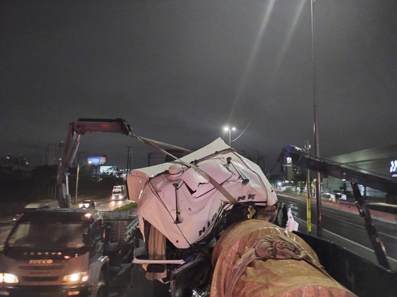 Acidente entre carretas gera dois quilômetros de lentidão na BR-101 em São José