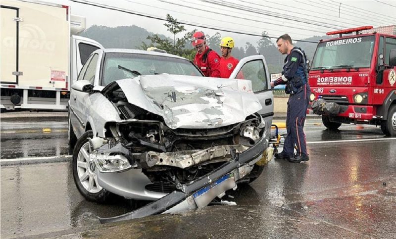 Parte frontal de carro destruída em acidente na SC-421