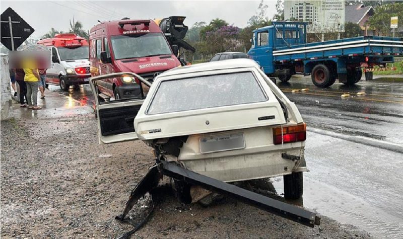 Carro danificado após se envolver no acidente em Pomerode 