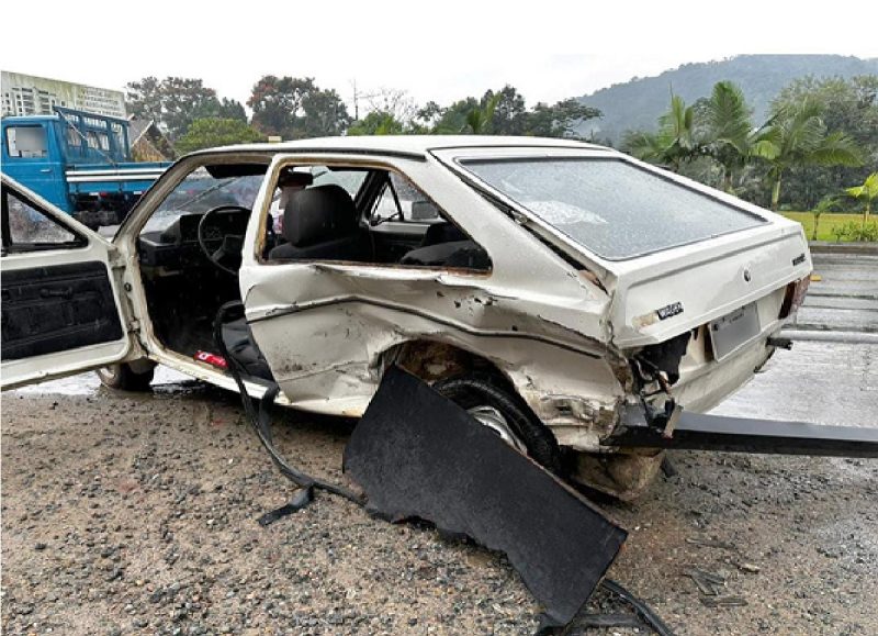 Parte lateral do carro destruída após colisão com outro veículo 