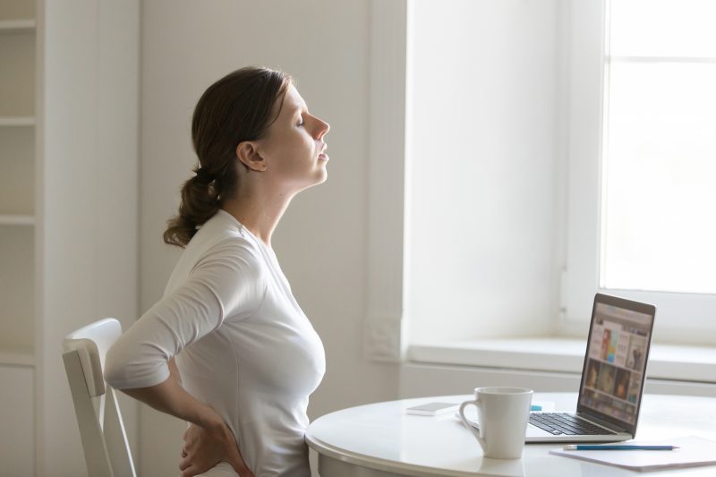 Fisioterapeuta conta que os exercícios que ajudam a aliviar dor nas costas são simples e podem ser feitos em qualquer superfície plana