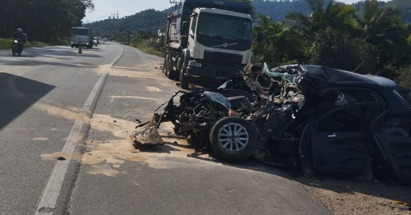 Mulher morre após colisão frontal contra caminhão caçamba em Jaraguá do Sul 