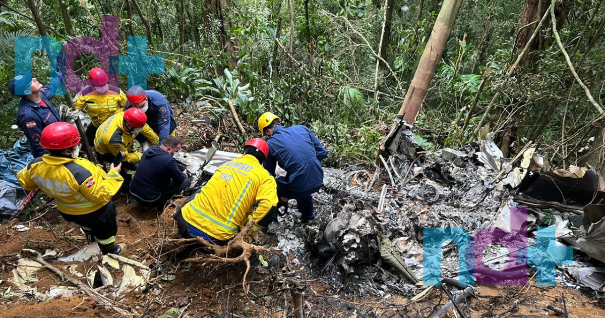 Somente após cerca de três horas, os corpos carbonizados das vítimas foram encontrados - Ricardo Alves/NDTV