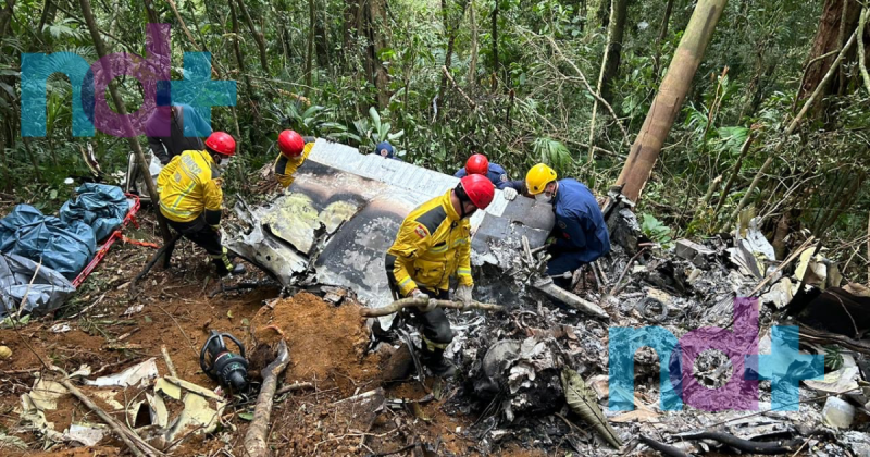 Equipe de bombeiros trabalhando nos destroços do avião bimotor que caiu em Joinville