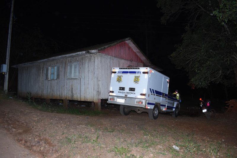 Homem teria se desentendido com dois irm&atilde;os, o que teria resultado em homic&iacute;dio – Foto: Pol&iacute;cia Cient&iacute;fica
