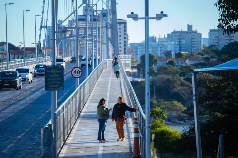 Pedestres e veículos na Ponte Hercílio Luz