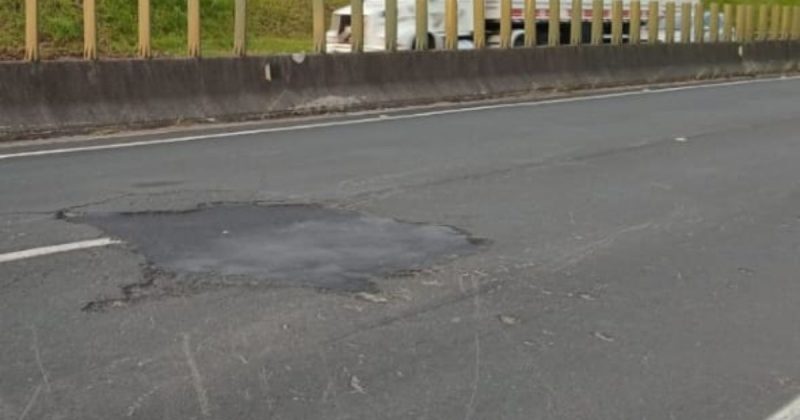 Asfalto na BR-101 foi recuperado instantes ap&oacute;s a ruptura – Foto: CCR ViaCosteira/Divulga&ccedil;&atilde;o/ND
