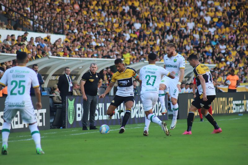 Tigre perdeu dentro do Heriberto H&uuml;lse para o Cuiab&aacute; – Foto: Celso da Luz/CEC/ND