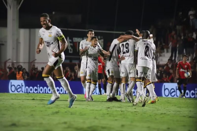 Jogadores do Criciúma comemoram vitória no último lance diante do Atlético-GO; lance de expulsão do gandula chamou atenção